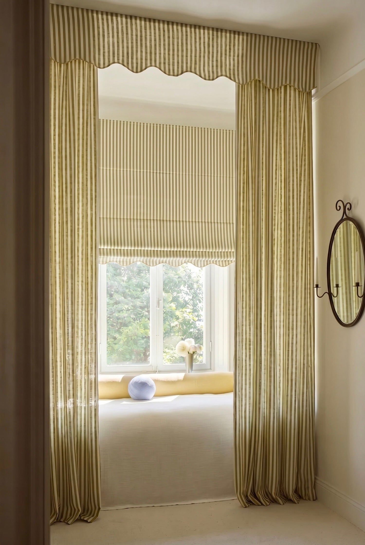 Mørkleggende liftgardin vevd lin Scallop Edge Stripe i fargen olivengønn / Olive Green fra Gotain.