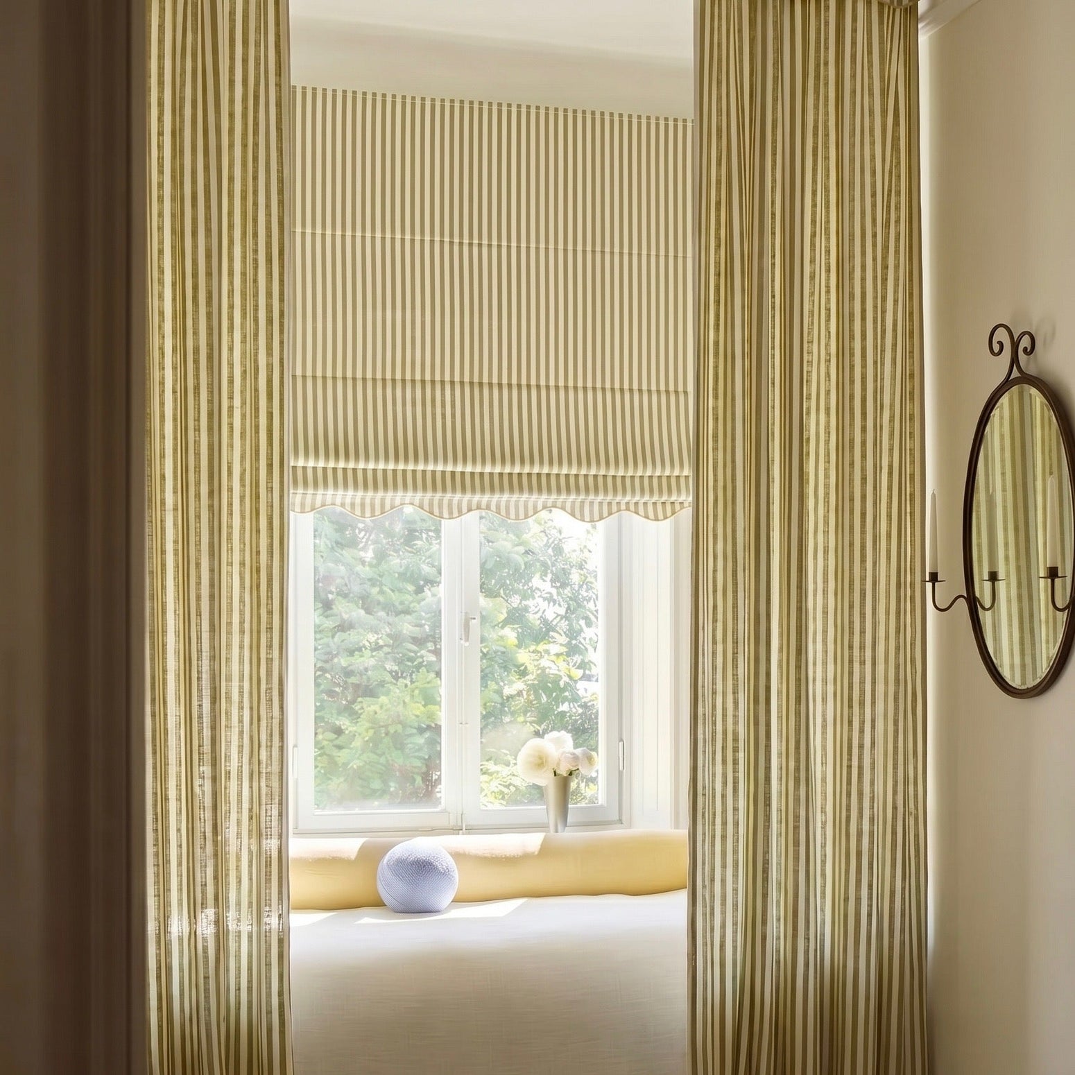 Mørkleggende liftgardin vevd lin Scallop Edge Stripe i fargen olivengønn / Olive Green fra Gotain.