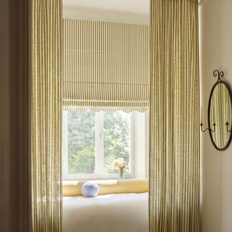Mørkleggende liftgardin vevd lin Scallop Edge Stripe i fargen olivengønn / Olive Green fra Gotain.