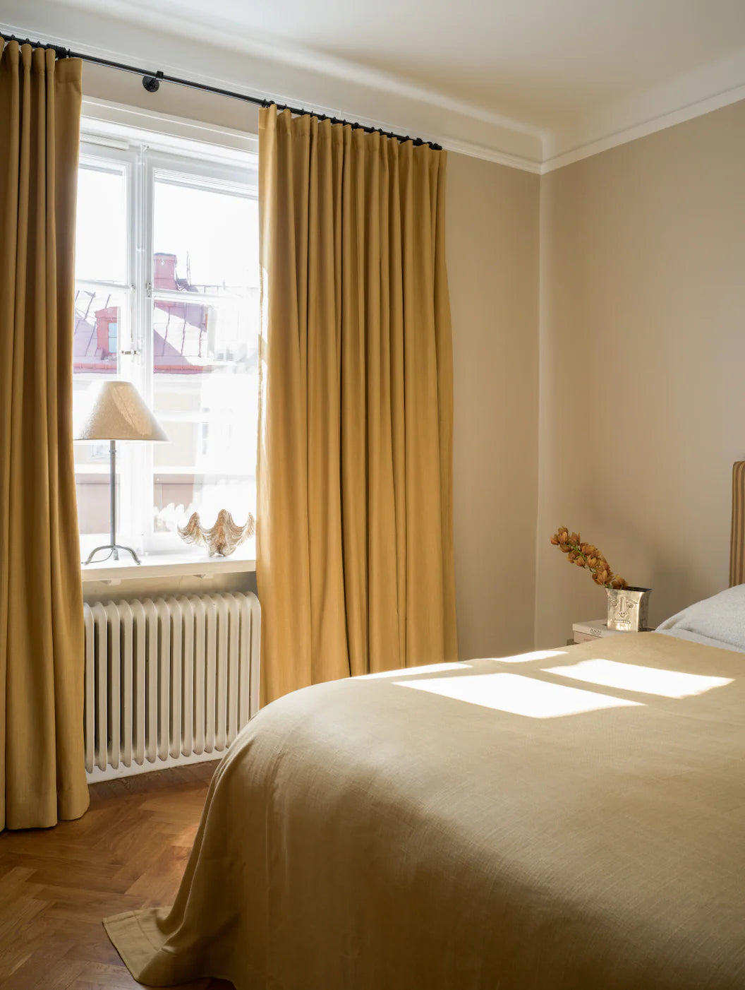 Mørkleggende lingardin fra Gotain i farge Sennepsgul