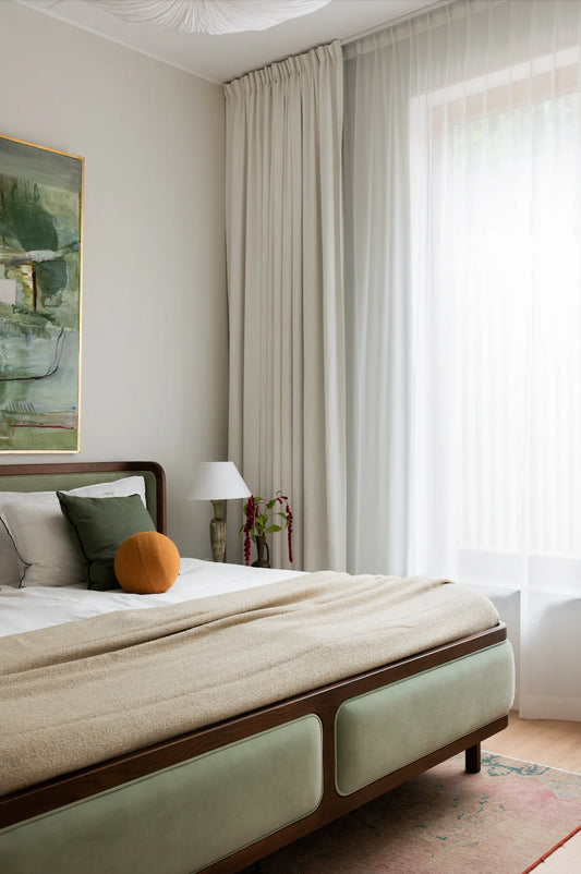 Dette er mørkleggende lingardiner i god kvalitet som rammer inn vinduene på vakkert vis og som umiddelbart gir interiøret et lunere preg. Lingardinene finnes i flere fine farger og er sydd med et mørkleggingsfor, perfekt for å mørklegge et soverom eller barnerom. Gardinene blir sydd i den lengden du ønsker deg. Her: Mørkleggende lingardin fra Gotain i farge Benhvit