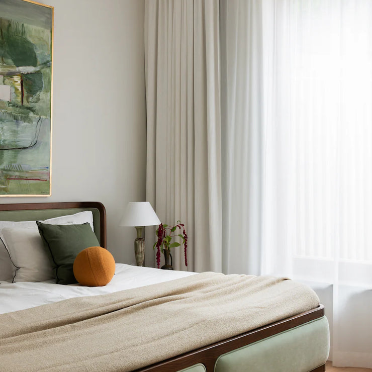 Dette er mørkleggende lingardiner i god kvalitet som rammer inn vinduene på vakkert vis og som umiddelbart gir interiøret et lunere preg. Lingardinene finnes i flere fine farger og er sydd med et mørkleggingsfor, perfekt for å mørklegge et soverom eller barnerom. Gardinene blir sydd i den lengden du ønsker deg. Her: Mørkleggende lingardin fra Gotain i farge Benhvit