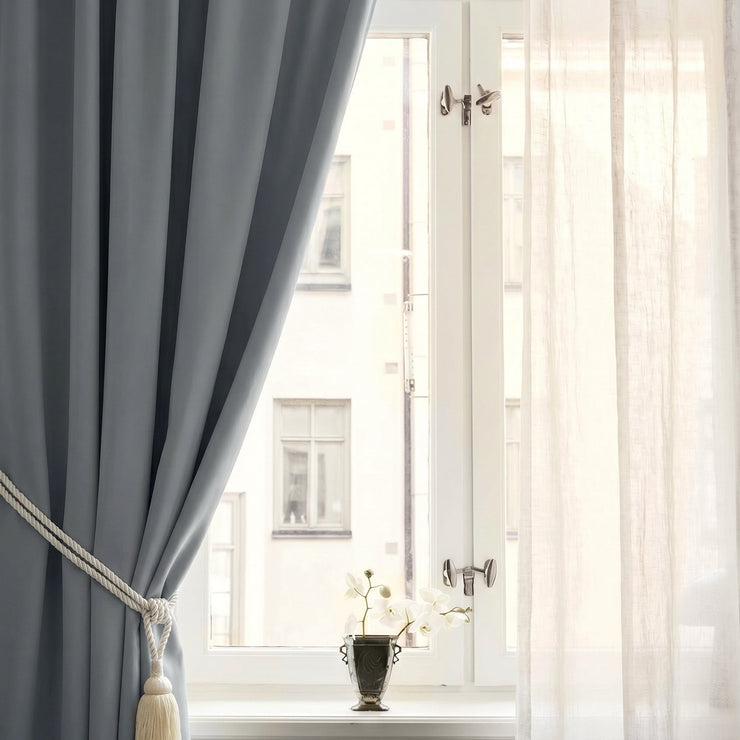 Mørkleggende gardin Core fra Gotain i farge Dueblå / Dove Blue