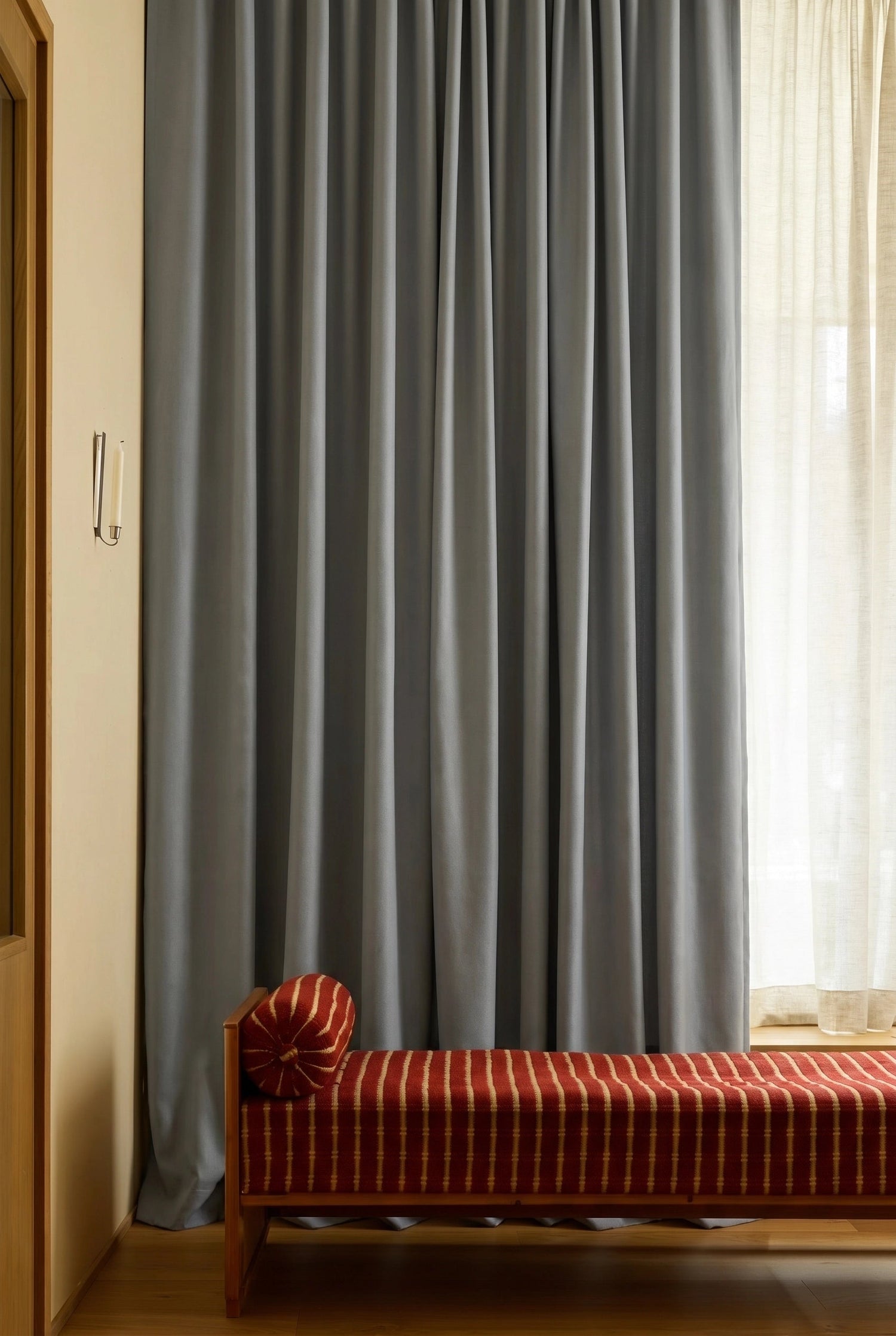 Mørkleggende gardin Core fra Gotain i farge Dueblå / Dove Blue