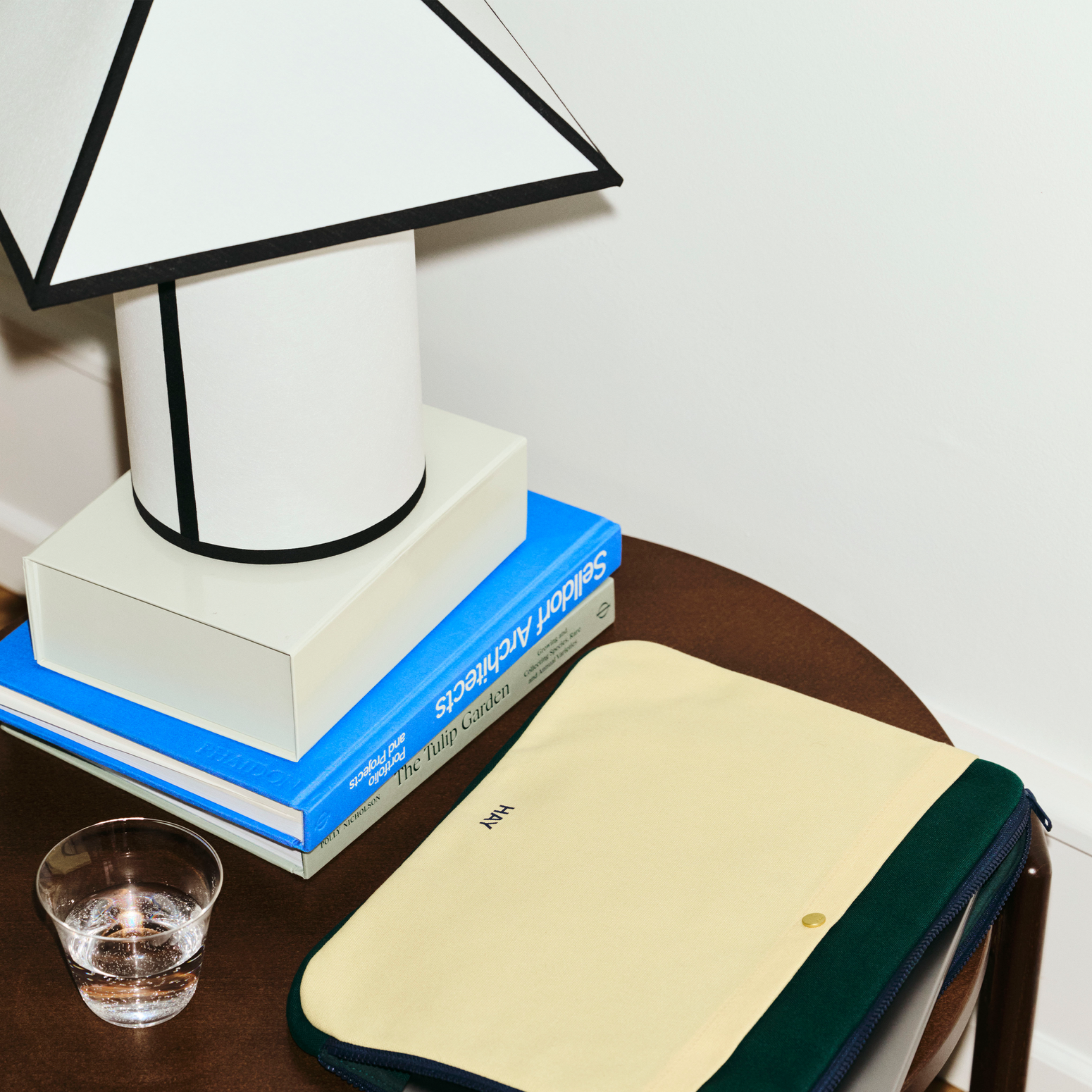 Bordlampe Ava Pyramid Table Lamp 450 fra Hay.