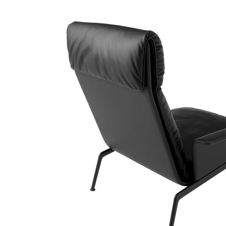 Lenestol Muno LN17 fra &tradition med ben i krom/ Dark Chrome og skinntekstil Noble.
