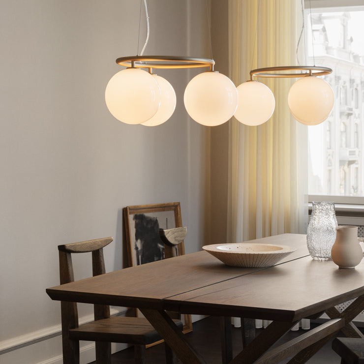 Du kan også gjerne henge flere av taklampen Miira Circular 3 fra Nuura, som vist her.