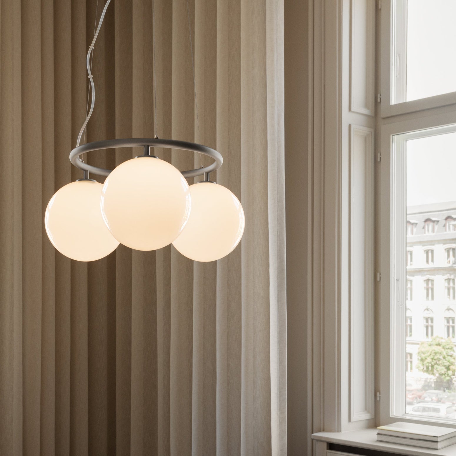 Her er taklampen Miira Circular 3 med grått metallfeste.