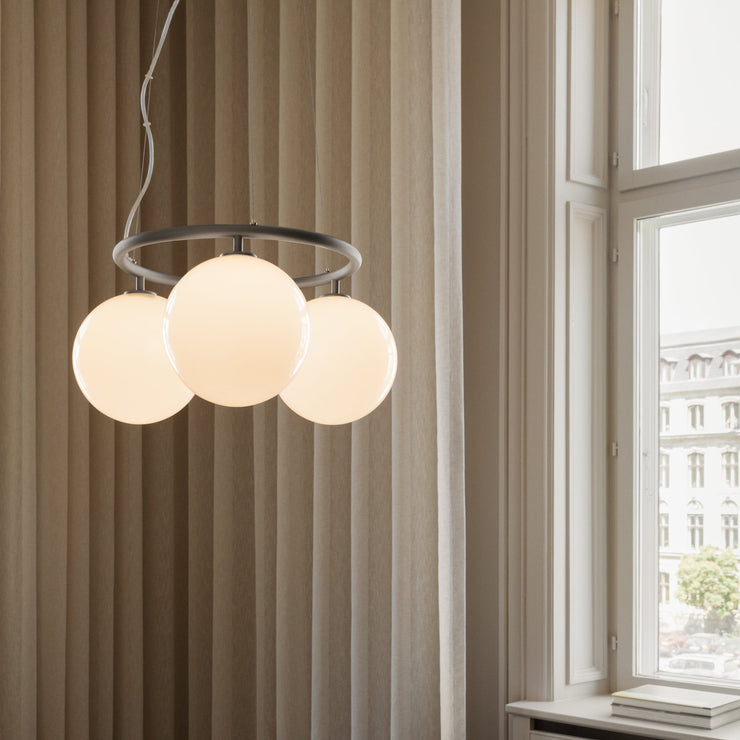 Her er taklampen Miira Circular 3 med grått metallfeste.