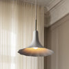 Takpendelen Petalii 1 fra Nuura er superfin å bruke som en enkeltpendel over et rundt bord, eller som et hengende alternativ til en klassisk nattbordslampe – eller flere sammen på rekke over et avlangt spisebord eller en kjøkkenbenk.