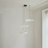 I en formasjon av tre mindre skjermer skaper taklampen Tense Chandelier fra New Works et uttrykksfullt og tidløst alternativ til den klassiske lysekronen.