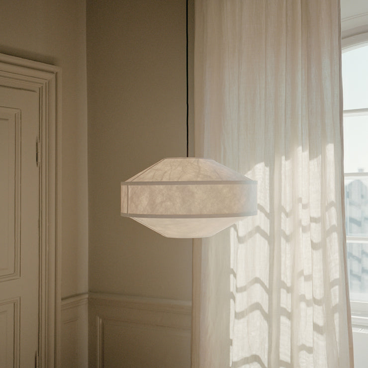 Taklampen Kite Pendant Lamp White fra New Works tilfører et skulpturelt og stemningsfullt element til hjemmet. 