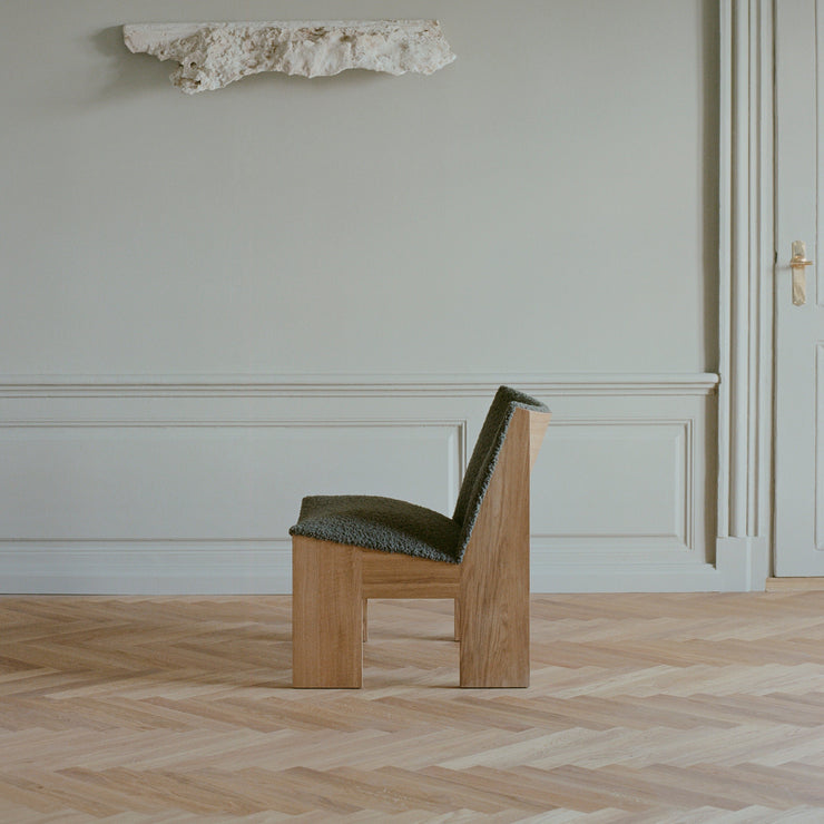 Tenon fra New Works: Eikerammen er laget med den klassiske sammenføyingsteknikken 'mortise and tenon joint' og slik har lenestolen fått sitt navn. De rette linjene i rammestrukturen balanseres av de rundere, mer innbydende kurvene som gir en komfortabel sittestilling.
