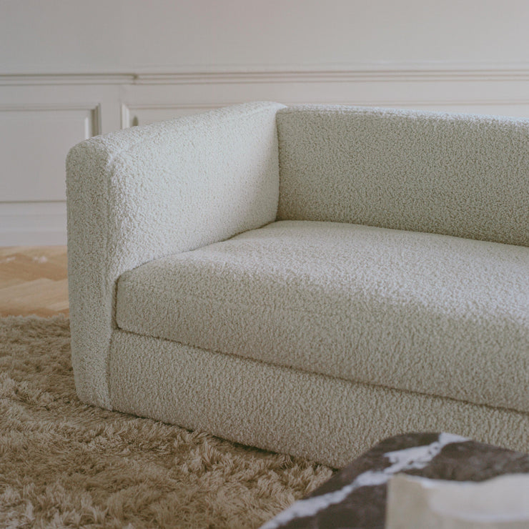 Sofaen Coda fra New Works kan bestilles i mange typer tekstiler og farger. Ta kontakt med oss på hello@oslodeco.no for hjelp til å finne tekstilet som passer hos deg!