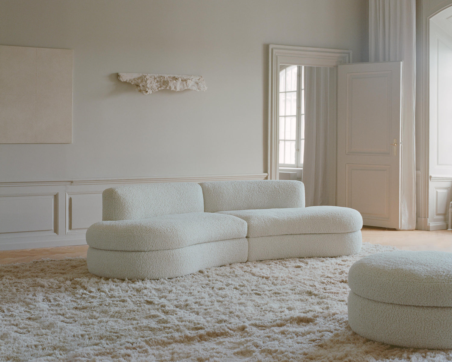 Ute etter en vakker buet sofa? Modulsofaen Coda fra New Works er en allsidig sofaserie designet av John Astbury. Med en kombinasjon av rene linjer og generøse kurver balanserer den perfekt mellom komfort og eleganse og modulene gir deg muligheten til å skreddersy drømmesofaen til dine behov – enten du ønsker å slappe av, ligge og lese eller samle mange. 