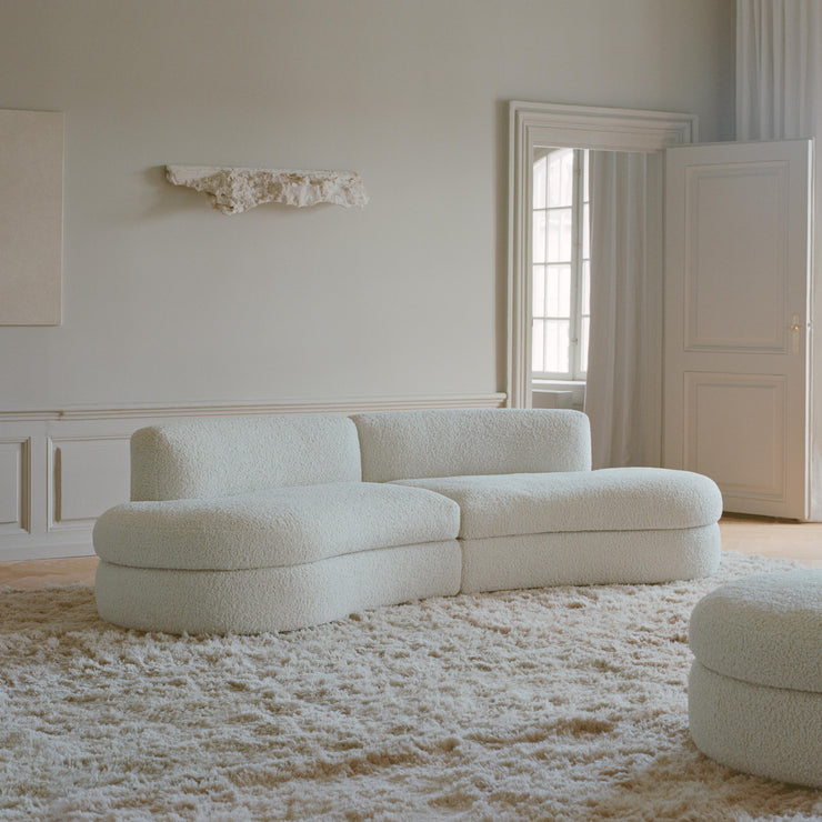 Ute etter en vakker buet sofa? Modulsofaen Coda fra New Works er en allsidig sofaserie designet av John Astbury. Med en kombinasjon av rene linjer og generøse kurver balanserer den perfekt mellom komfort og eleganse og modulene gir deg muligheten til å skreddersy drømmesofaen til dine behov – enten du ønsker å slappe av, ligge og lese eller samle mange. 