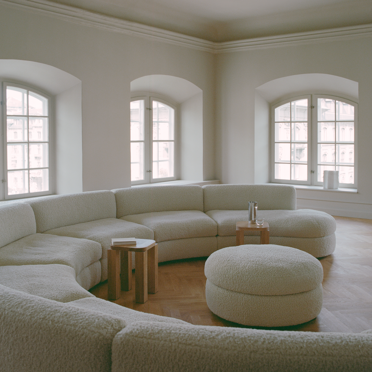 Sofaen Coda fra New Works kan bestilles i mange typer tekstiler og farger. Ta kontakt med oss på hello@oslodeco.no for hjelp til å finne tekstilet som passer hos deg!