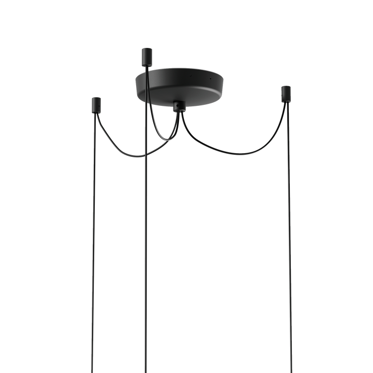 Opphenget i taklampen Tense Chandelier fra New Works. Du kan selv styre plasseringen av festepunktene til lampeskjermene – og dermed skape din helt egen versjon av lysekronen! 