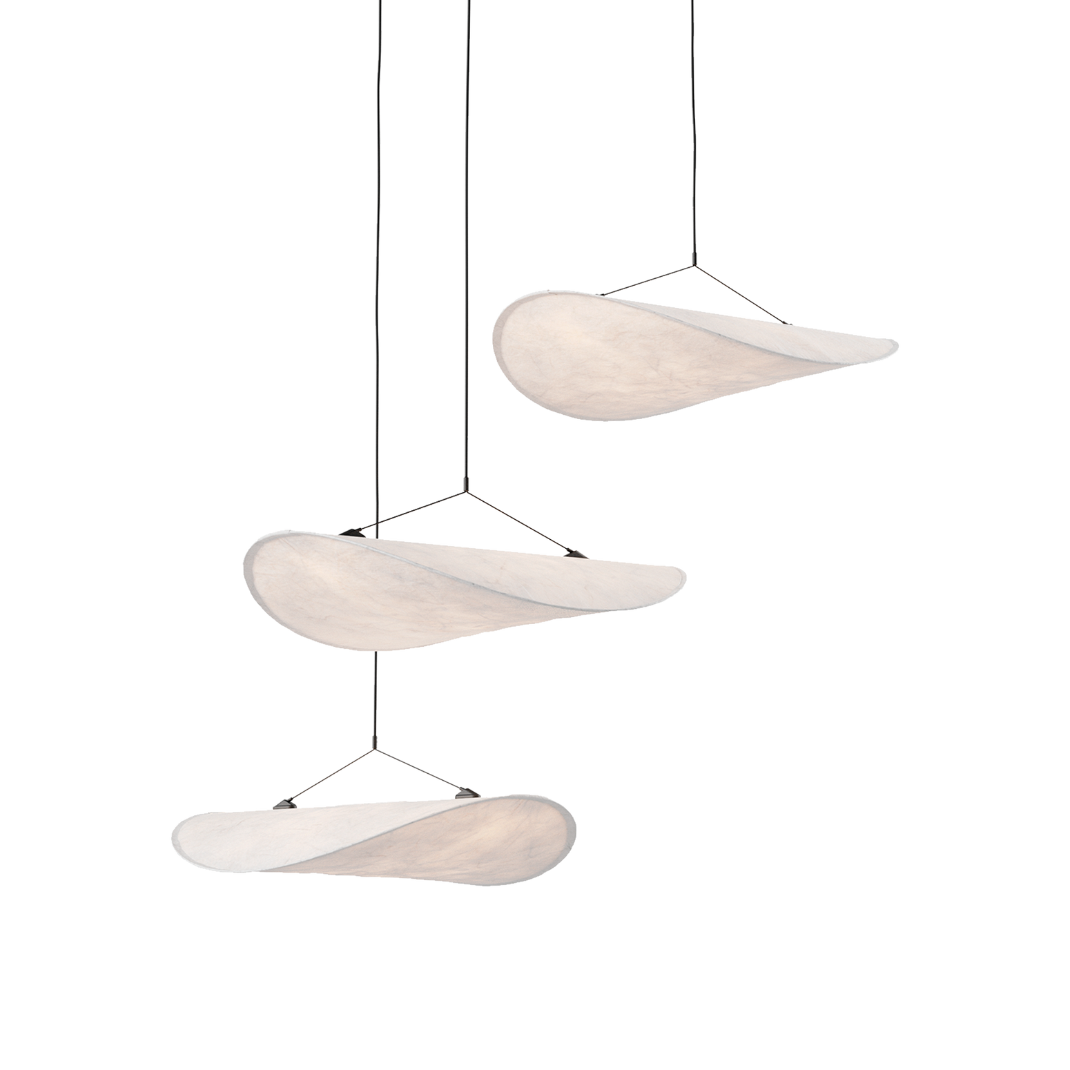 Taklampe Tense Chandelier fra New Works. Hver skjerm har en diameter på 55 cm, og sammen danner de en enhet som er både fyldig og luftig på samme tid.
