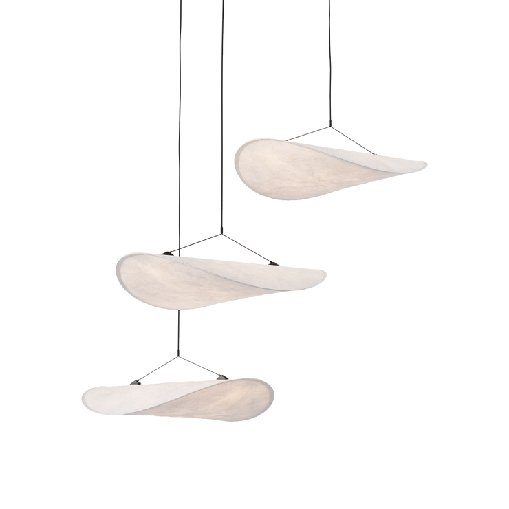 Taklampe Tense Chandelier fra New Works. Hver skjerm har en diameter på 55 cm, og sammen danner de en enhet som er både fyldig og luftig på samme tid.