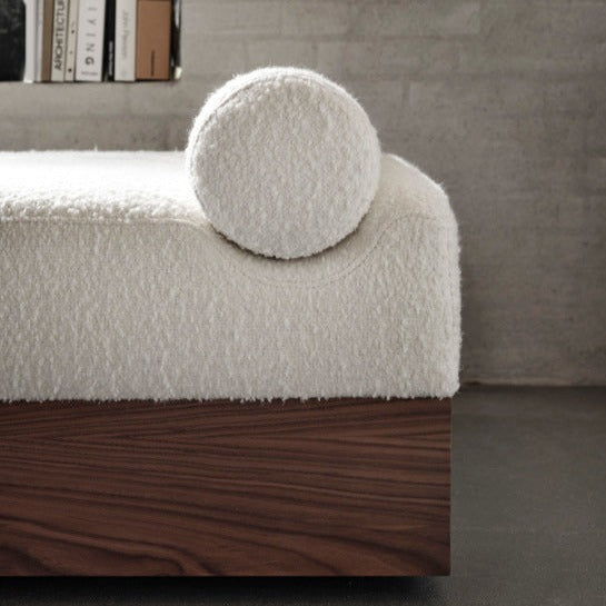 Dagsengen Mass Daybed er her kledd i tekstilet Karakorum i fargen Ivory 001.