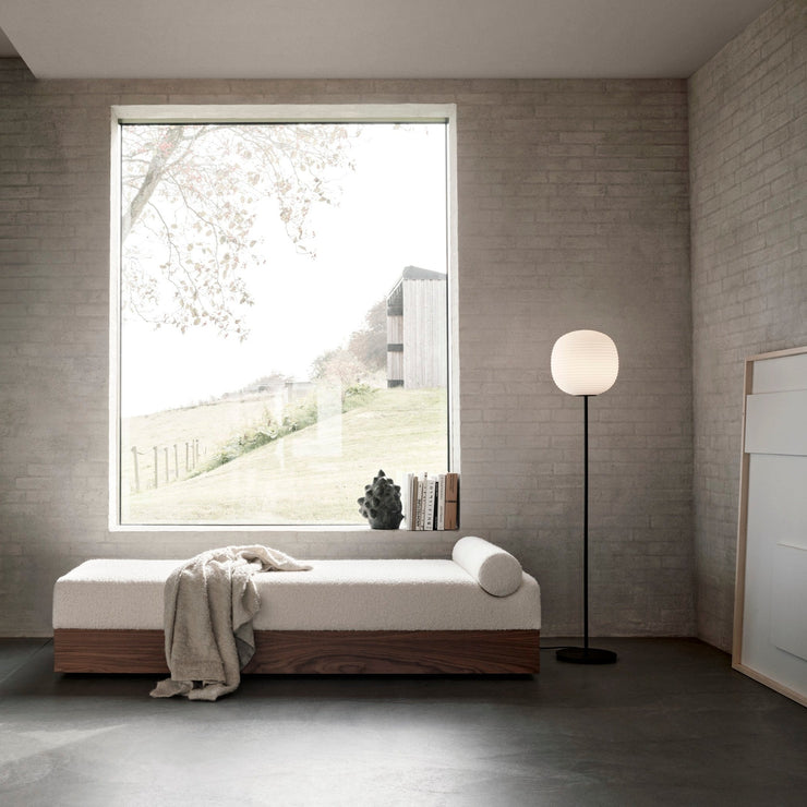 Det renskårne designet til dagsengen Mass Daybed fra New Works passer godt inn i hjem med stram og arkitektonisk estetikk såvel som i hjem med mykere interiør og innredning.