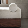 Dagsengen Mass Daybed er her kledd i tekstilet Karakorum i fargen Ivory 001.