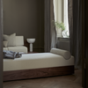 Her er dagsengen Mass Daybed kledd i tekstilet Karakorum i fargen Ivory 001, mens den runde puten er trukket i semsket skinn, i Sørensen Royal Nubuck Offwhite.