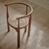 Her er stolen Bukowski med rottingsete i valnøtt. Den er nydelig mot andre møbler i valnøtt, men også eik!