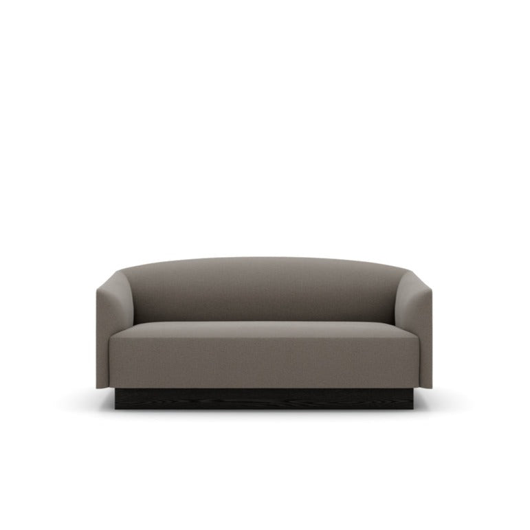 Shore 2-seter med sokkelbase (Plinth) i tekstilet Linara i fargen Umber. Dette gir sofaen en lett svevende effekt.
