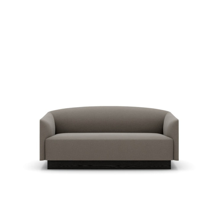Shore 2-seter med sokkelbase (Plinth) i tekstilet Linara i fargen Umber. Dette gir sofaen en lett svevende effekt.