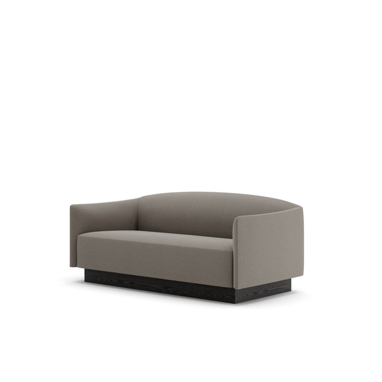 Shore 2-seter med sokkelbase (Plinth) i tekstilet Linara i fargen Umber.