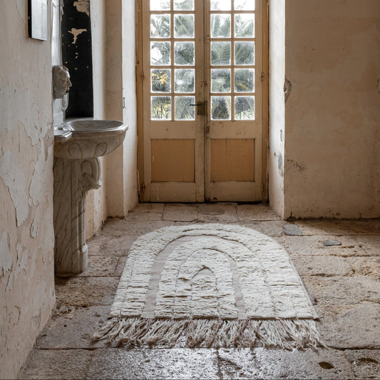 Teppet no.01 fra Cappelen Dimyr er et dekorativt blikkfang som kan henges på veggen eller brukes som et klassisk gulvteppe. Teppet er håndvevd og laget i naturlig, ubleket New Zealand-ull og bomull og kommer i to størrelser: 85x120 cm og 120x180 cm.