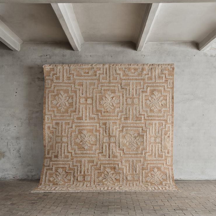 Teppet kommer i to størrelser: 230x280 cm og 290x350 cm.