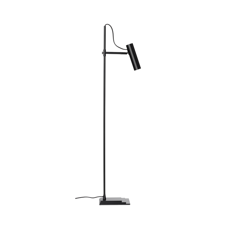Gulvlampen Nomad fra Rubn i helsvart utgave.