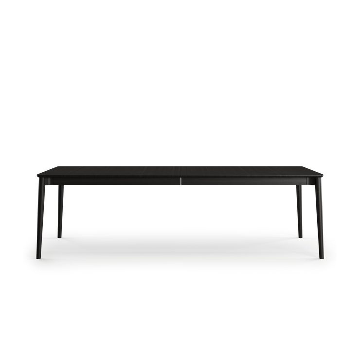 Spisebordet Expand Dining Table fra Northern i størrelse 90 x 250 cm i svartmalt eik, kan utvides til 350 cm med to ileggsplater