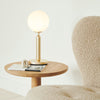Bordlampen Miira Table fra Nuura sitt stilrene uttrykk gjør at den passer inn i flere typer hjem og interiører, fra de klassiske til de mer moderne.