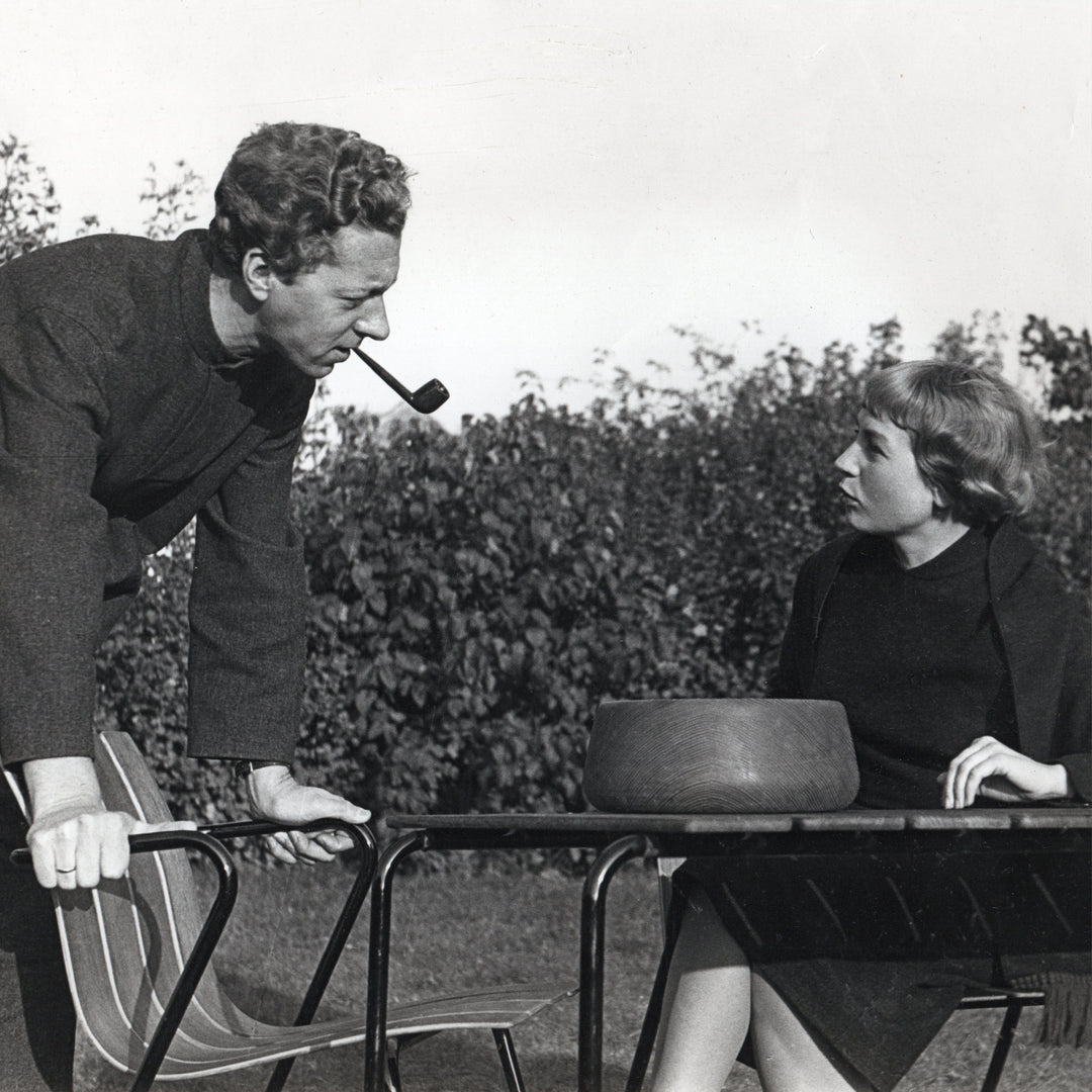 Jørgen og Nanna Ditzel med utemøblene de designet i 1955.