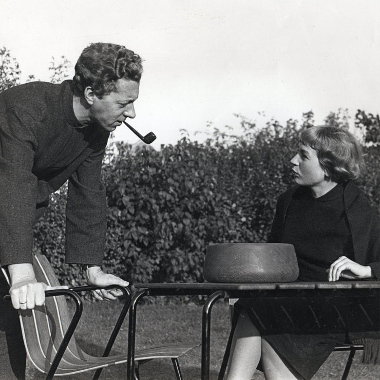 Jørgen og Nanna Ditzel med utemøblene de designet i 1955.