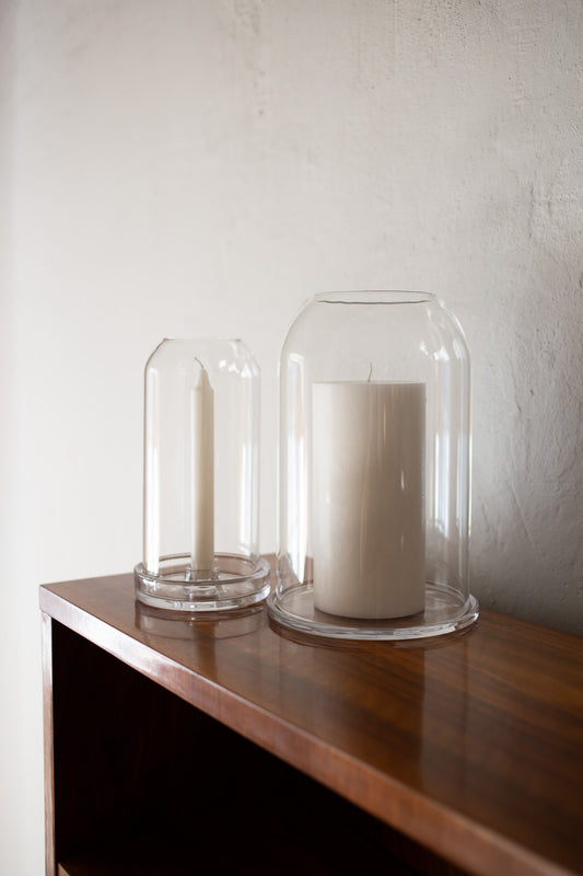 De vakre og klassiske stormlyktene Tindra fra Olsson & Jensen i klart glass sørger for at lyset ikke blåser ut, hverken ute eller inne. Velg mellom stormlykt til kronelys eller kubbelys.