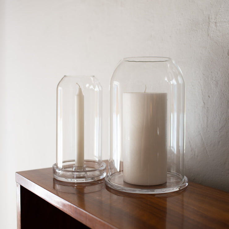 De vakre og klassiske stormlyktene Tindra fra Olsson & Jensen i klart glass sørger for at lyset ikke blåser ut, hverken ute eller inne. Velg mellom stormlykt til kronelys eller kubbelys.