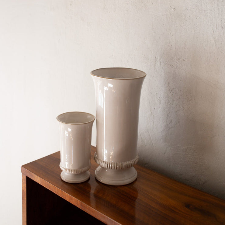 Keramikkvasen Antoinette fra Olsson & Jensen er en klassisk vase på stett, i fransk stil. Stetten gir den litt ekstra eleganse og løfter buketten på vakkert og litt høytidelig vis. Vasen Antoinette kommer i to størrelser – velg mellom liten eller stor.