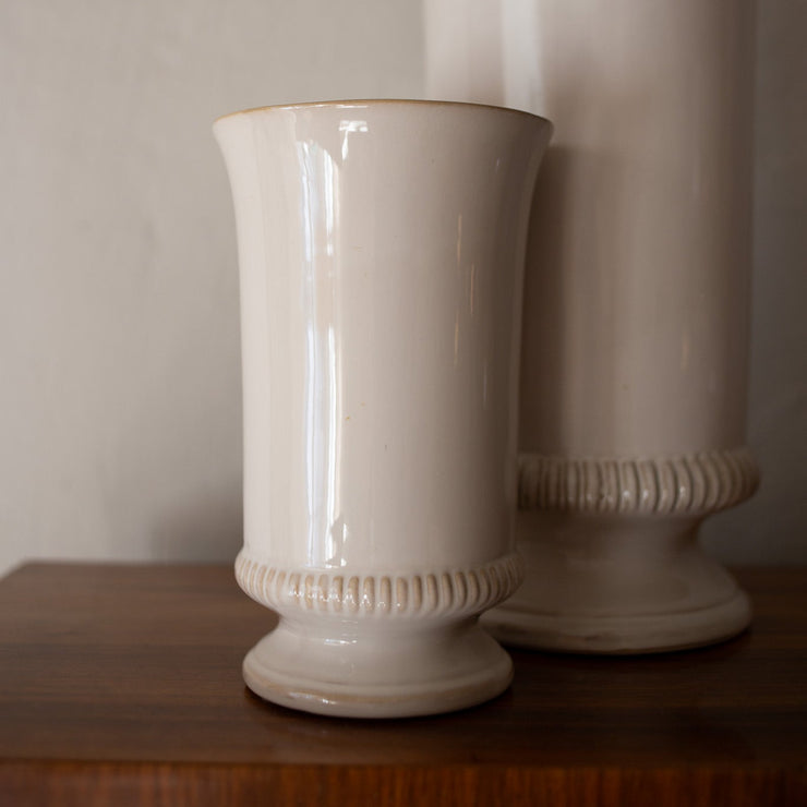 Vasene er håndlagde og varierer derfor noe i glaseringen.