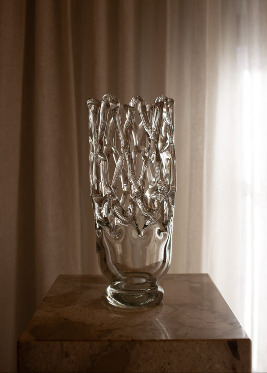 Vasen Timantti fra Olsson & Jensen er en superfin skulpturell vase i glass med hullmønster som lar deg arrangere blomsteroppsatsen etter lyst! Og er like fin med blomster i, som stående alene – som en vakker glasskulptur.