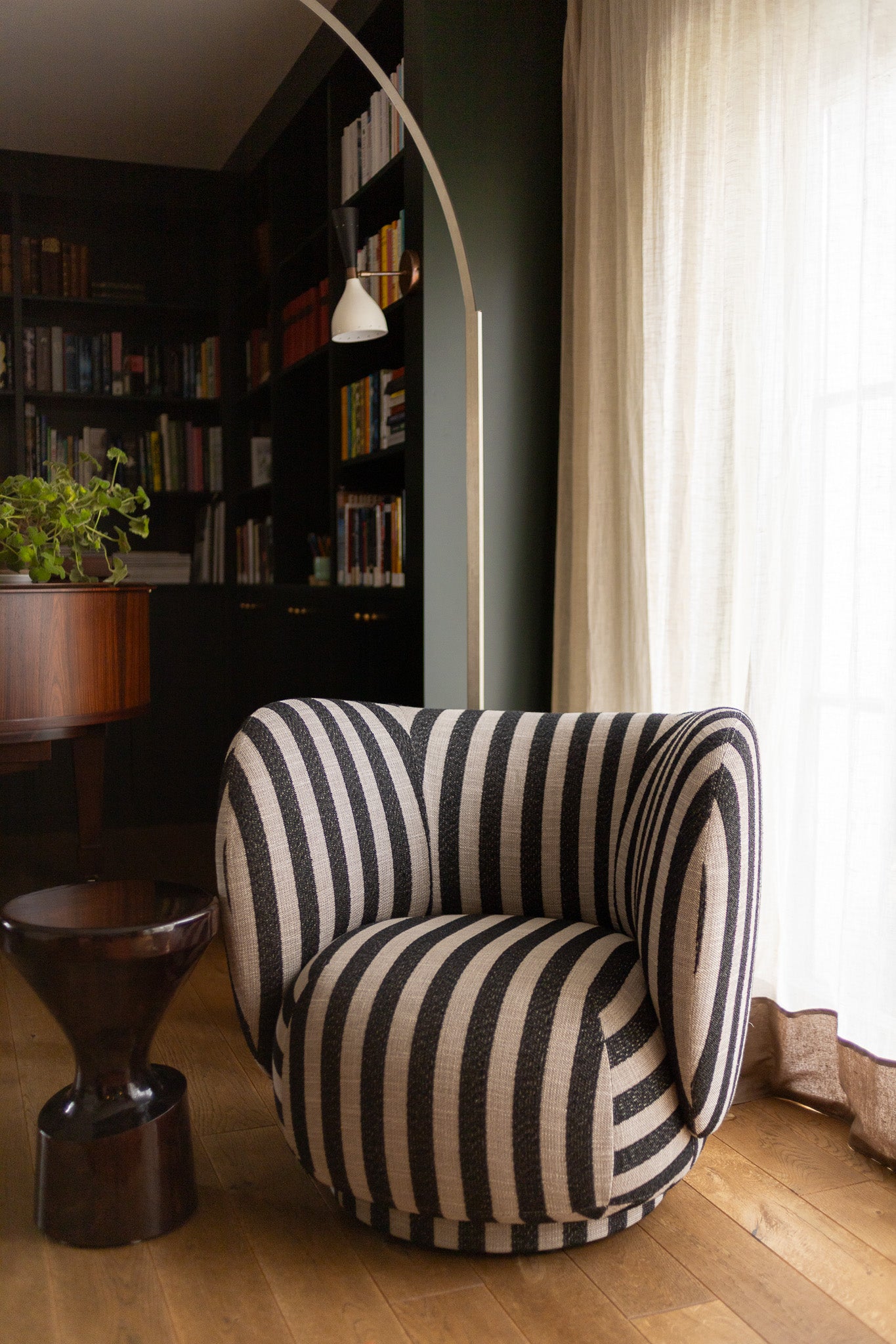 Ser du etter en lenestol som er god å sitte i og som er noe litt annet enn det alle andre har? Den buede Rico-stolen er formfull og myk i uttrykket, og omfavner kroppen på elegant vis – og passer godt til godt til både moderne skandinaviske interiører og mer klassiske innredningsstiler. Lenestolen Rico Lounge Chair fra Ferm Living i tekstilet Louisiana.