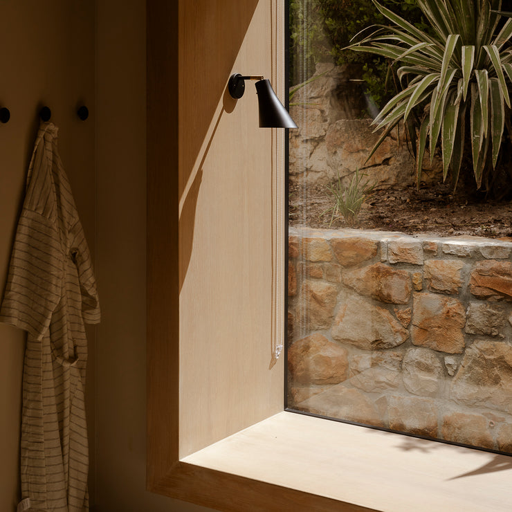 Vegglampe Miller Direct (helsvart) fra Rubn i sommerhuset til OsloDeco-Ida