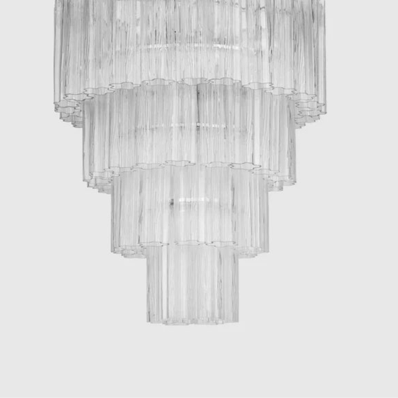 Lysekronen Fontaine 4-layer fra Meublé med klart glass 