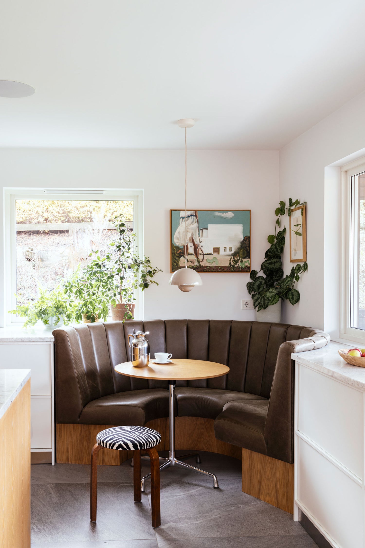 Kjøkkenkroken med buet sofa i grønt skinn er Idas absolutte favorittdel av kjøkkenet. 