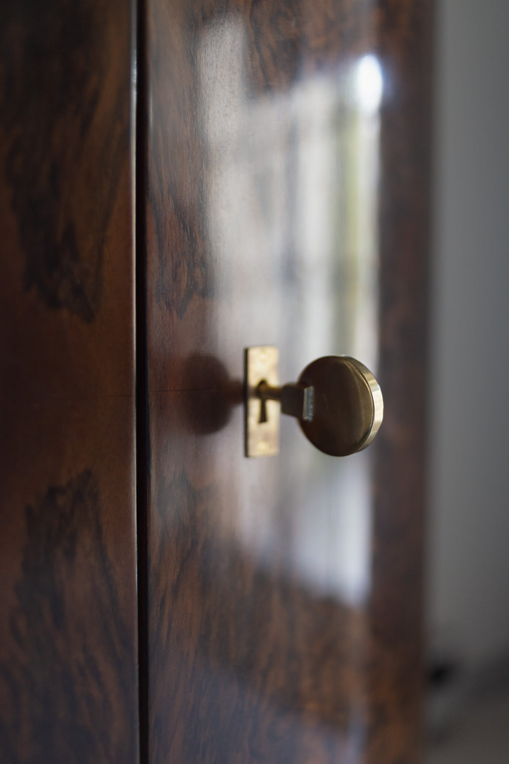 Vintage barskap i Art Deco-stil med vakre detaljer i messing