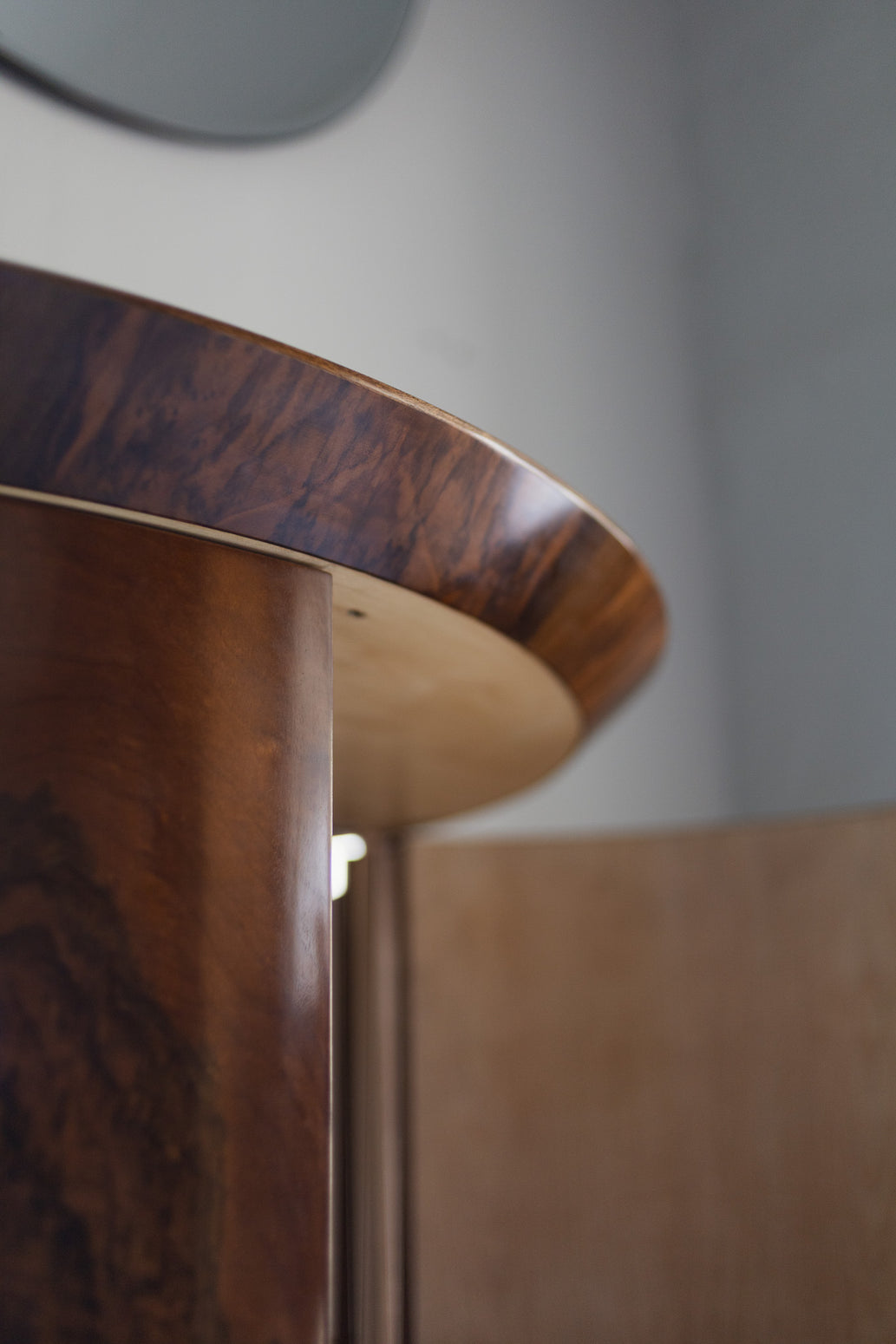 Vintage barskap i Art Deco-stil med avrundet form